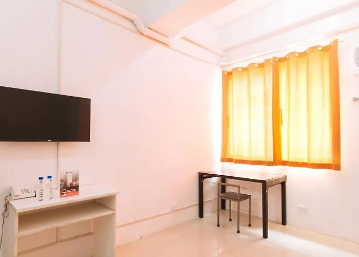 Hotel Reddoorz @ Jardin Lrt Tayuman 2*